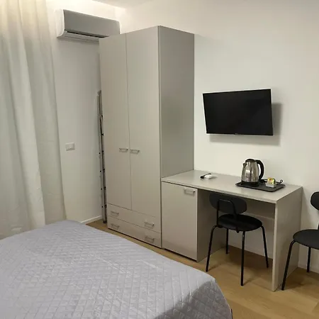 بيت ضيافة Lungomare Vazzana 4*